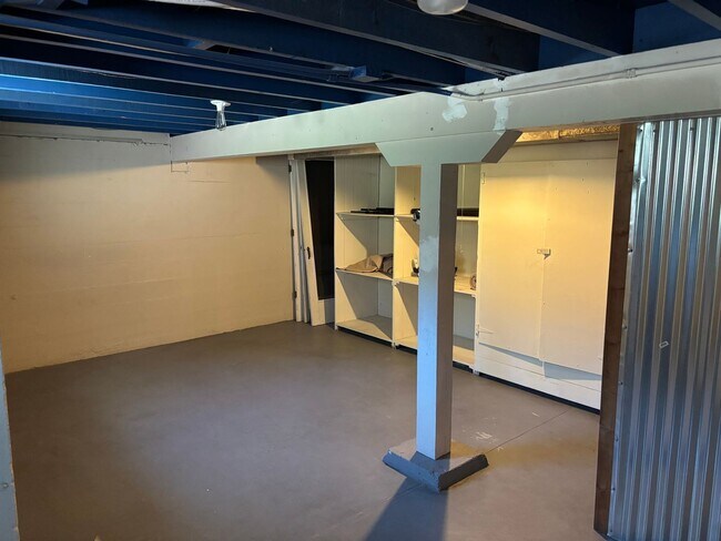 Building Photo - 2 bedroom, 1 bath cottage in the heart of ...