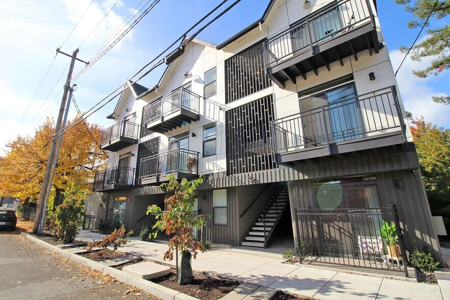 Building Photo - 8417 SW 24th Ave