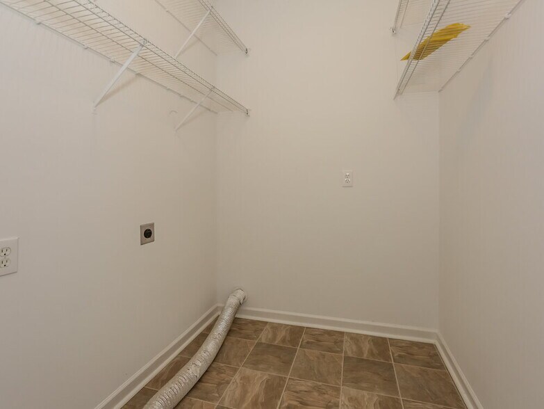 Building Photo - 8264 Chatham Oaks Dr