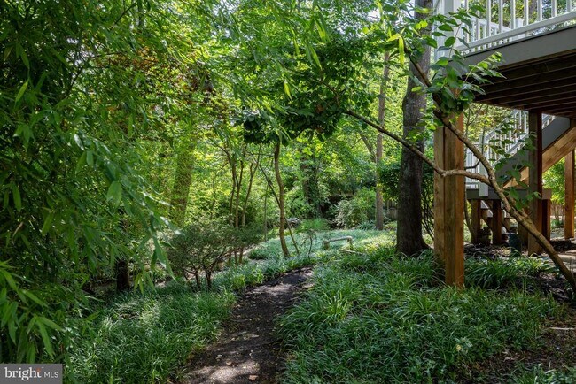 Building Photo - 221 Spring Race Ct