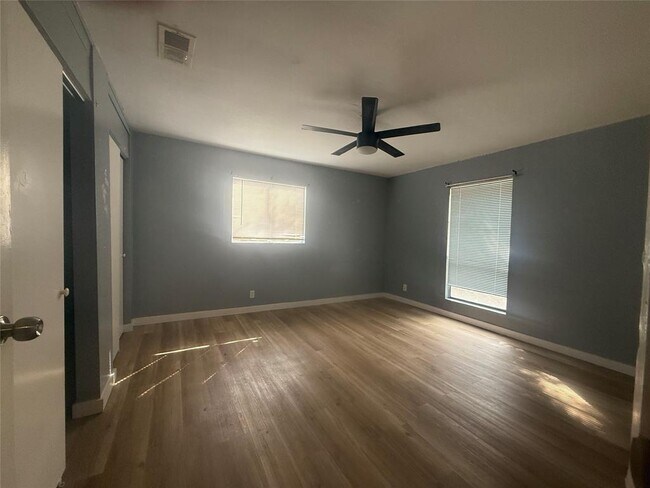 Building Photo - 1700 Royal Hill Dr
