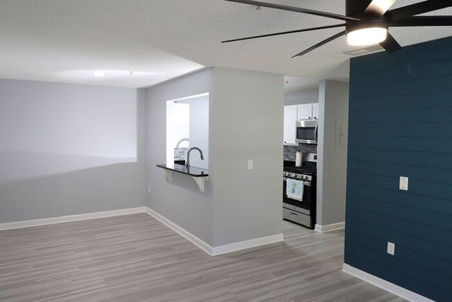 Building Photo - Newly renovated first floor condo! 2 bedrooms