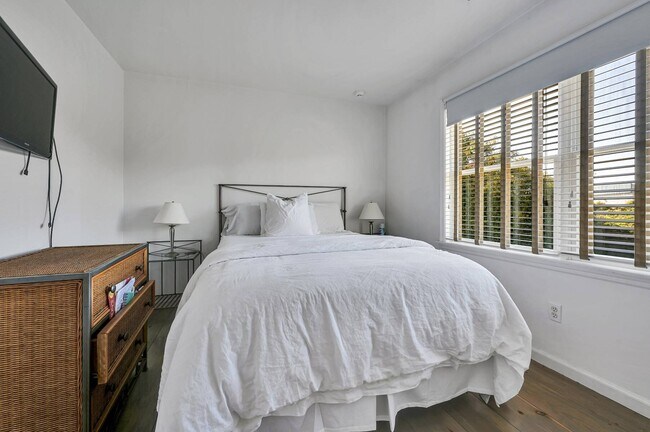 Building Photo - 25 Meadowgrass Ln