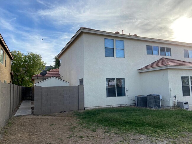 Building Photo - 1330 E Pedro Rd