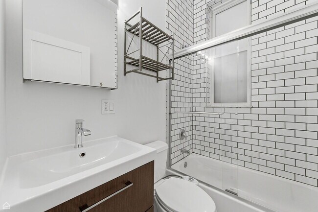 Building Photo - 2523 W Chicago Ave