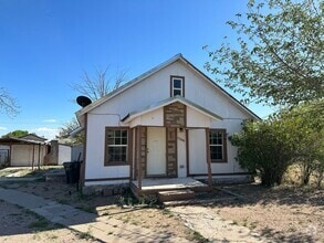 Building Photo - 2 Bed 1 Bath Home