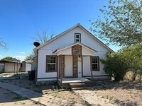 Building Photo - 2 Bed 1 Bath Home