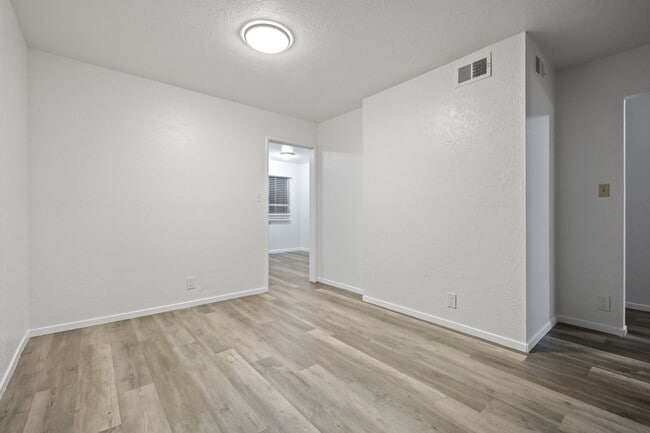 Building Photo - 3 Bedroom 2 Bathroom House For Rent!
