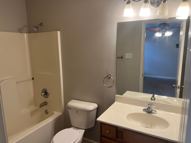 Building Photo - 3 Bed 2 Bath Home