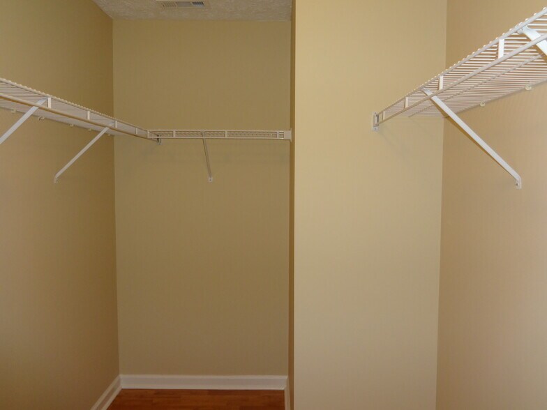 Building Photo - 2160 Laurel Pointe Ln