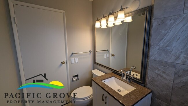 Building Photo - Updated Three Bedroom