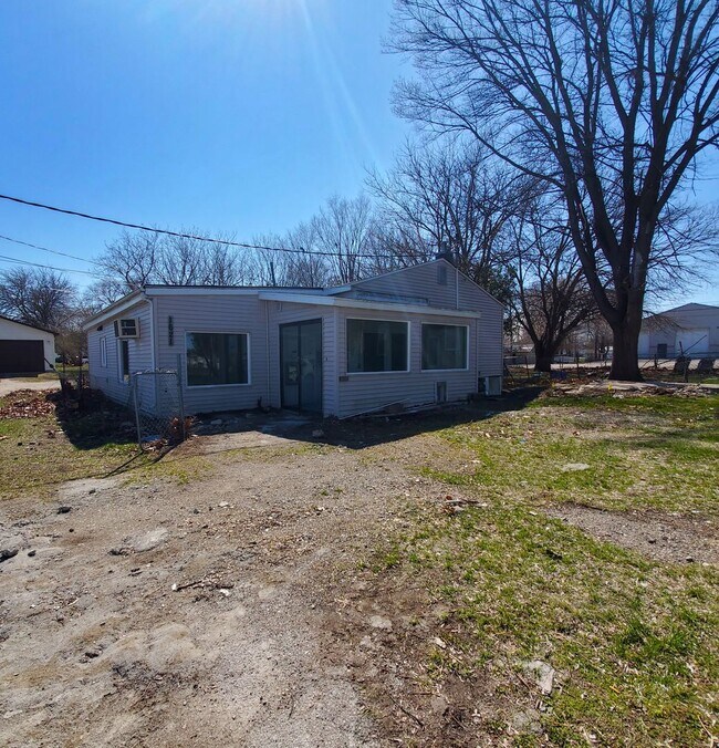 Primary Photo - FOR RENT- Large UNIQUE open layout single ...