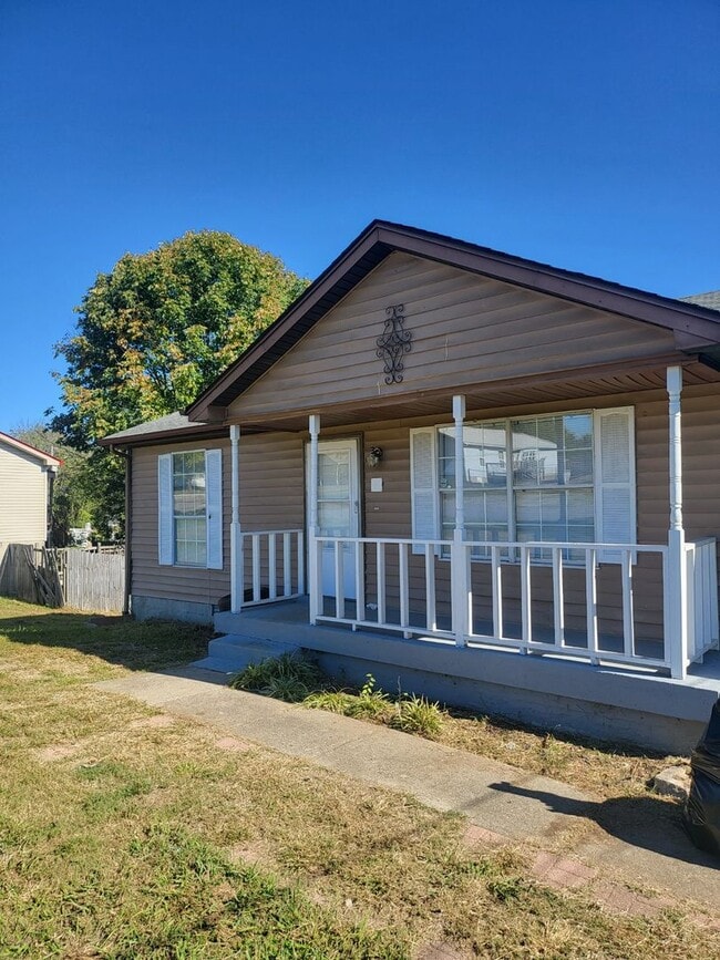 Building Photo - Nice three bedroom with bonus room in Laverne