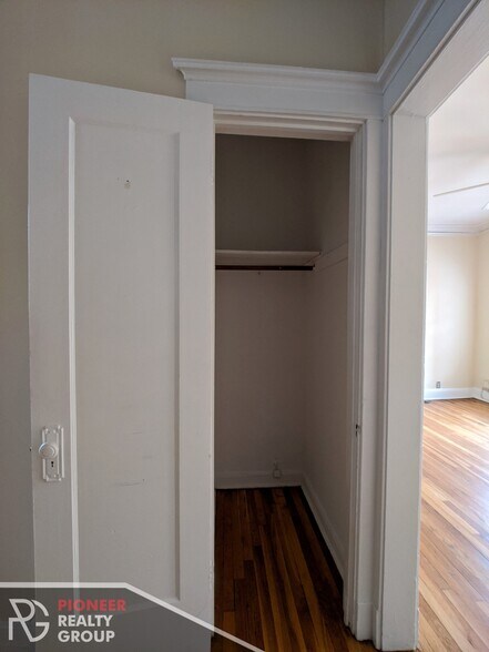 Building Photo - 4433 N Wolcott Ave
