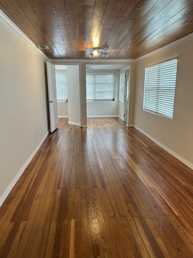 Building Photo - Fall in love with this beautifully maintained 3BR/2BA home!