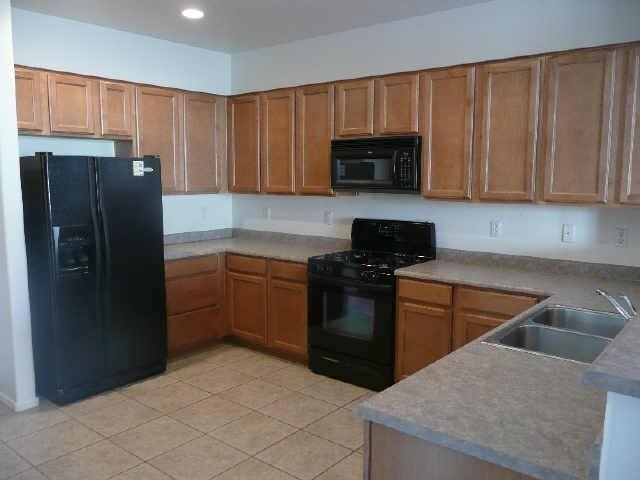 Building Photo - Charming 5 Bed 3 Bath Home in good communi...