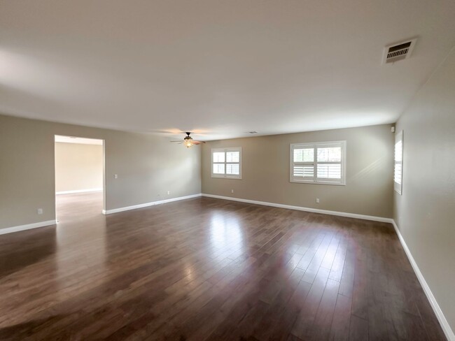 Building Photo - Large 4 bedroom + LOFT Home in Murrieta Fo...