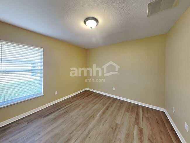 Building Photo - 5869 NW Leghorn Ave