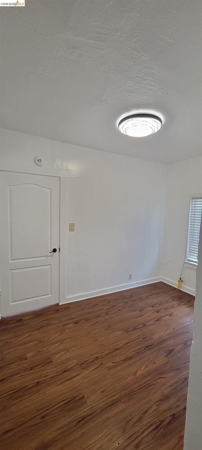 Building Photo - 1325 E 21st St