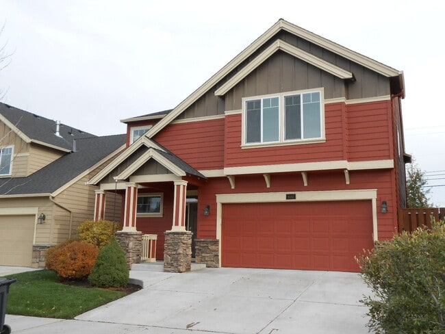 Building Photo - VIDEOTOUR: Stunning Home with Lots of Spac...