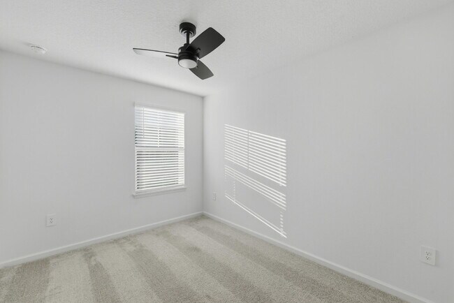 Building Photo - 3-Bedroom Oak Hammock Townhome – Internet Included!