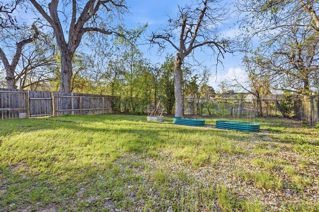 Building Photo - 827 Gullett St