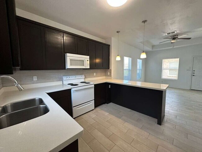 Building Photo - "Charming 2-Bed, 2-Bath Gem on Valeria Street - Perfect Edinburg Retreat!"