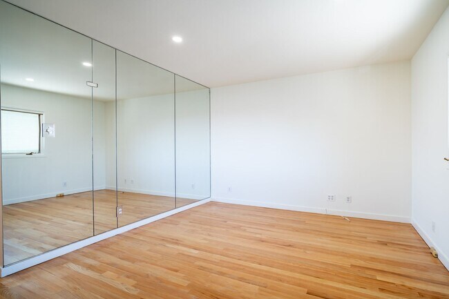 Building Photo - COMING SOON 4-bedroom, 4 bath unit in the desirable Los Feliz