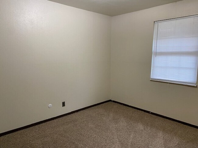 Building Photo - All Large Rooms in this 2 Bedroom Apt in C...