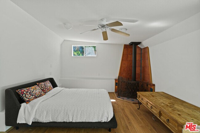 Building Photo - 2026 Topanga Skyline Dr