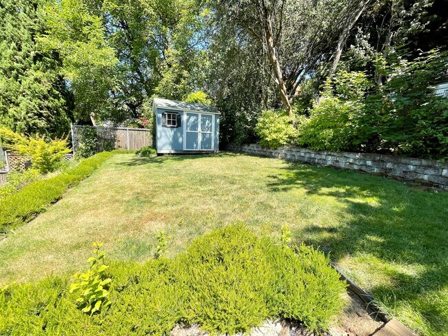 Building Photo - Charming Montavilla 4-bed Updated Cottage ...