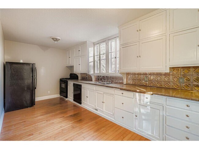 Building Photo - 988 Reaney Ave E