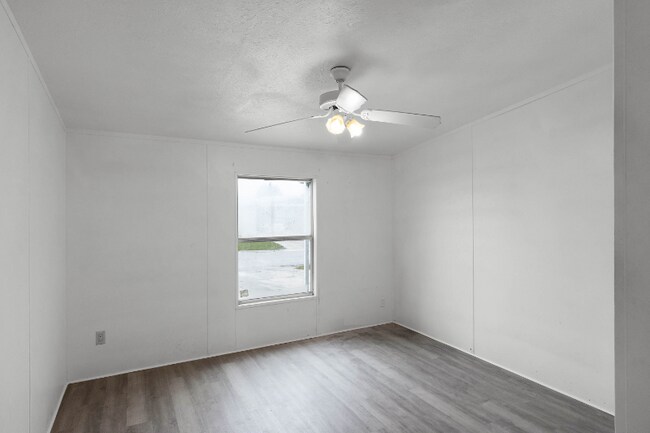 Building Photo - 571 Lindsey Dr