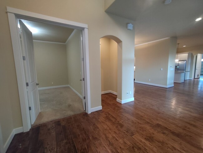 Building Photo - Stunning Renaissance Home, 5 bedroom 3 ful...