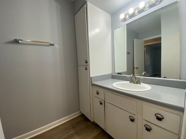 Building Photo - Lovely 1 bedroom condo in South Nashville! Private Balcony!