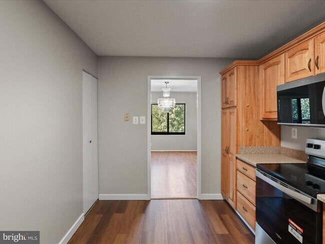 Building Photo - 203 Yoakum Pkwy