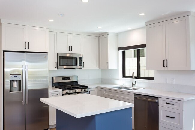 Building Photo - 2610-2612 Juan Street