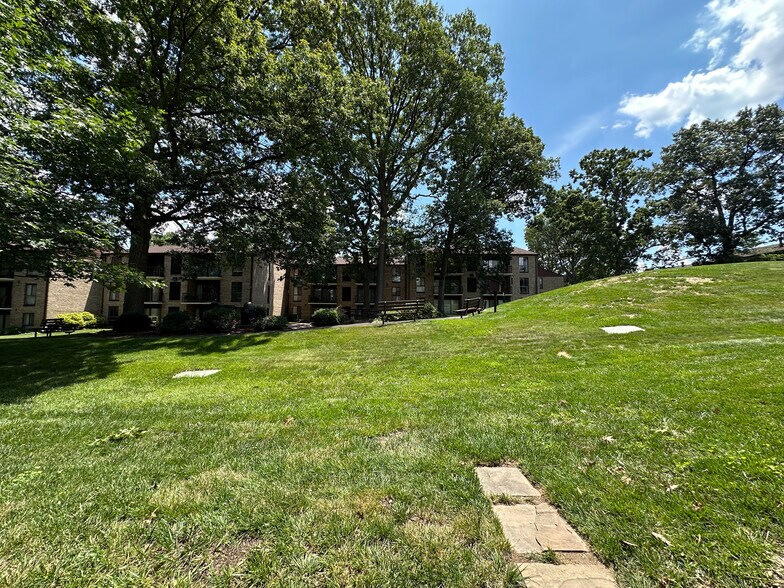 Building Photo - 2052 Royal Fern Ct