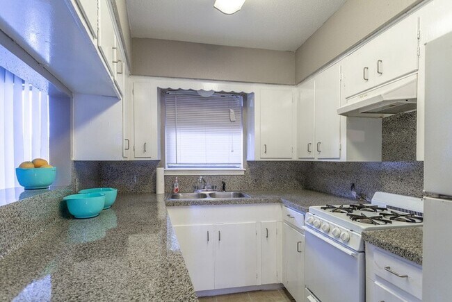 Building Photo - 1305 Memorial Dr