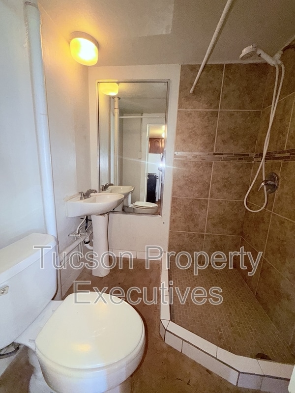 Building Photo - 132 E Jacinto St