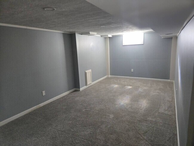 Building Photo - Charming 5-Bedroom Property in Prime Location
