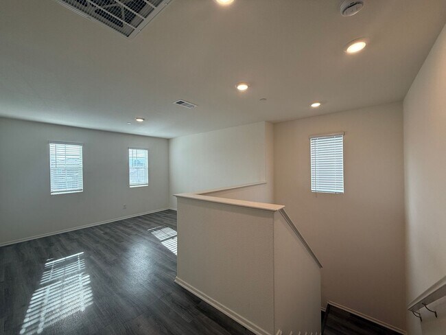 Building Photo - West Lancaster 4 bedroom!