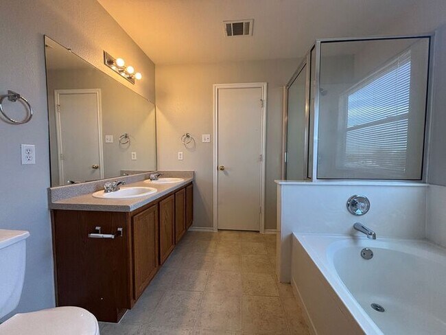 Building Photo - Spacious & Bright 4-Bedroom Home with Mode...