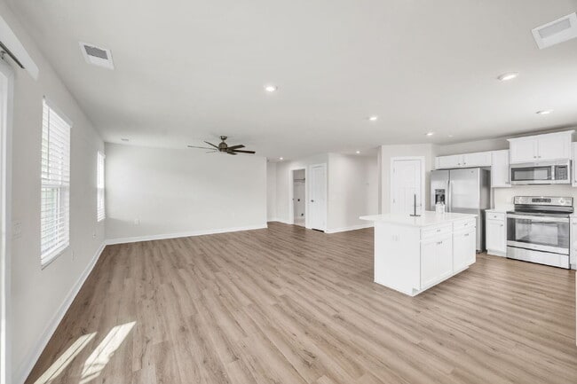 Building Photo - Beautiful 3BR / 2BA Craftsman-Style Home in Durbin Oaks in Fountain Inn $1995/mo***