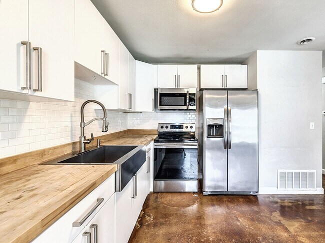 Building Photo - 2401 La Casa Dr