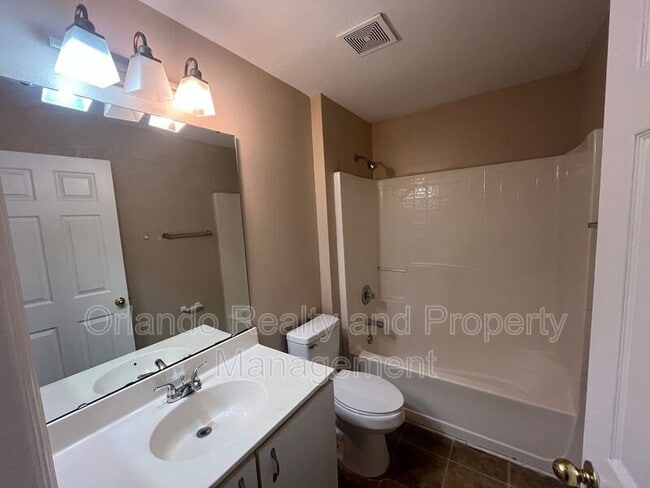 Building Photo - 204 Canterbury Ct