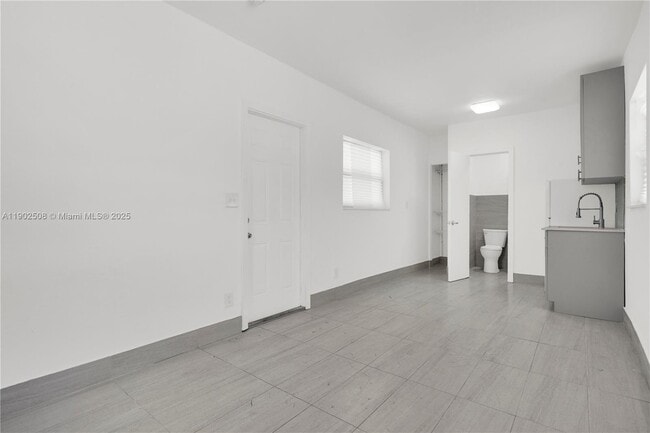 Building Photo - 13390 NE 6th Ave