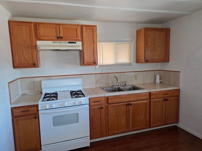 Building Photo - Cute and Clean- 1 bedroom/1 bath home with AZ room in Central BHC
