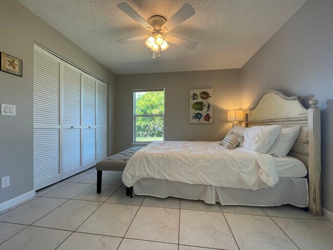 Building Photo - 8043 SE Highpoint Way