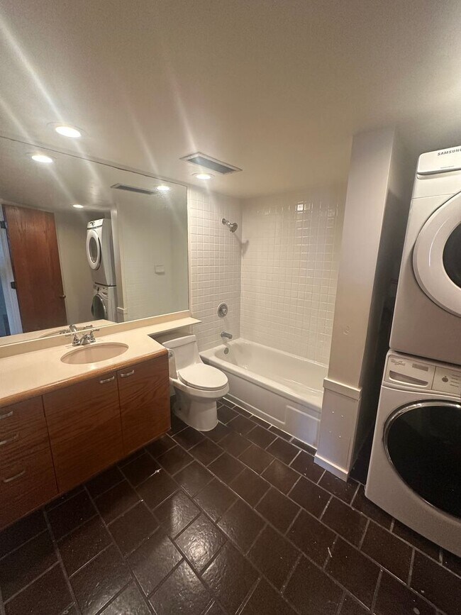 Building Photo - **PET FREINDLY** 2 BD / 1 BA Unit in Honolulu!